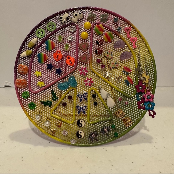Girl’s Peace Sign Earrings holder / stand w/ over 35 pairs of earrings - Picture 1 of 9